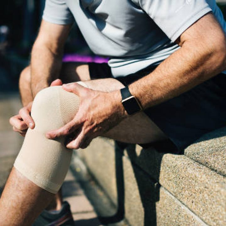 sports-man-wearing-knee-support